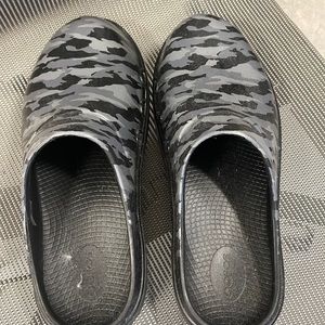 Never worn size 10 unisex oofos